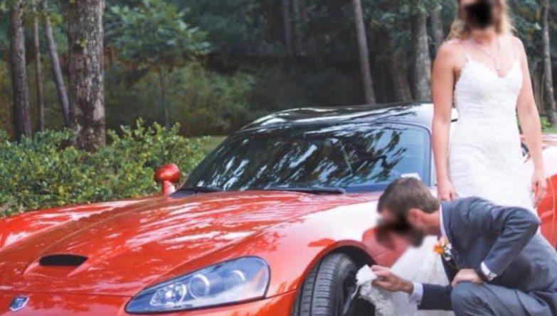 Полезное: «Безвкусное» фото жениха, протирающего колеса своей спортивной машины платьем невесты, стало вирусным