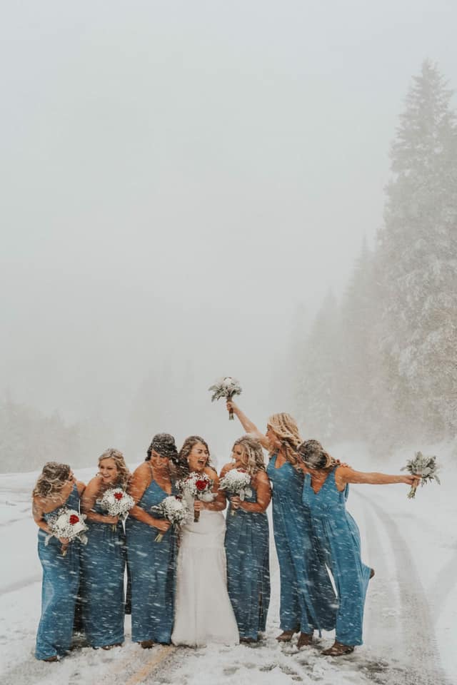фотография невесты с подругами на фоне снежной бури