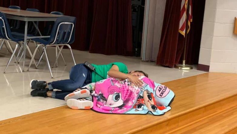 Локальные новости: «Лучшая на свете» школьная уборщица легла на пол рядом с девочкой-аутисткой, чтобы утешить. Их фото стало вирусным