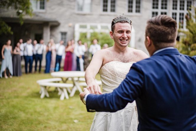 Полезное: Жених ждал у алтаря невесту, но увидел своего брата в свадебном платье. Их фото стало вирусным