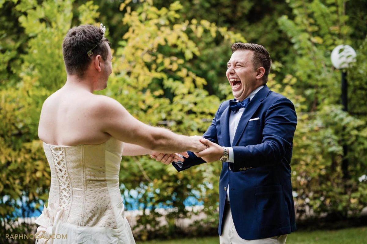 фотография жениха, смеющегося при виде брата в свадебном платье