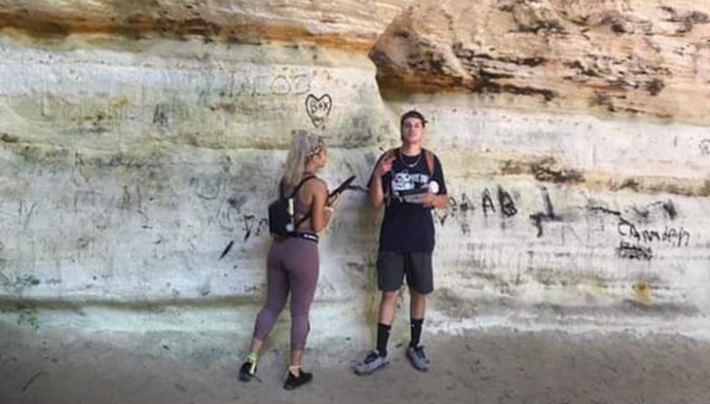 Закон и право: Пара вырезала свои инициалы в ритуальной пещере индейцев, которой более 400 млн. лет, и поделилась фото в Instagram