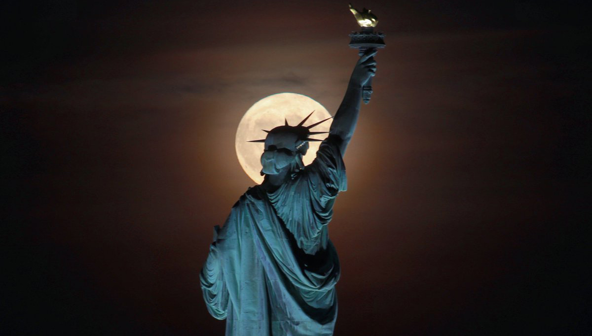 Погода: Потрясающие фотографии запечатлели «микро-луну» над статуей Свободы в пятницу 13-го. В следующий раз такое будет в 2049-м
