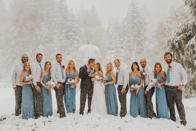 Локальные новости: «Безумный свадебный день»: Снежная буря помешала фотосессии среди осенних листьев — и молодожены снялись на фоне метели