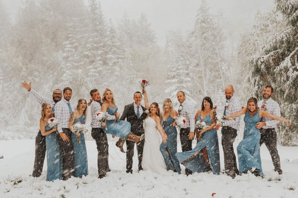 фотография пары и их друзей на фоне снежной бури