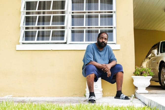 Погода: «Это было так страшно»: Слепой отец вынес взрослого парализованного сына из рушащегося дома, спасаясь от урагана Дориан на Багамах