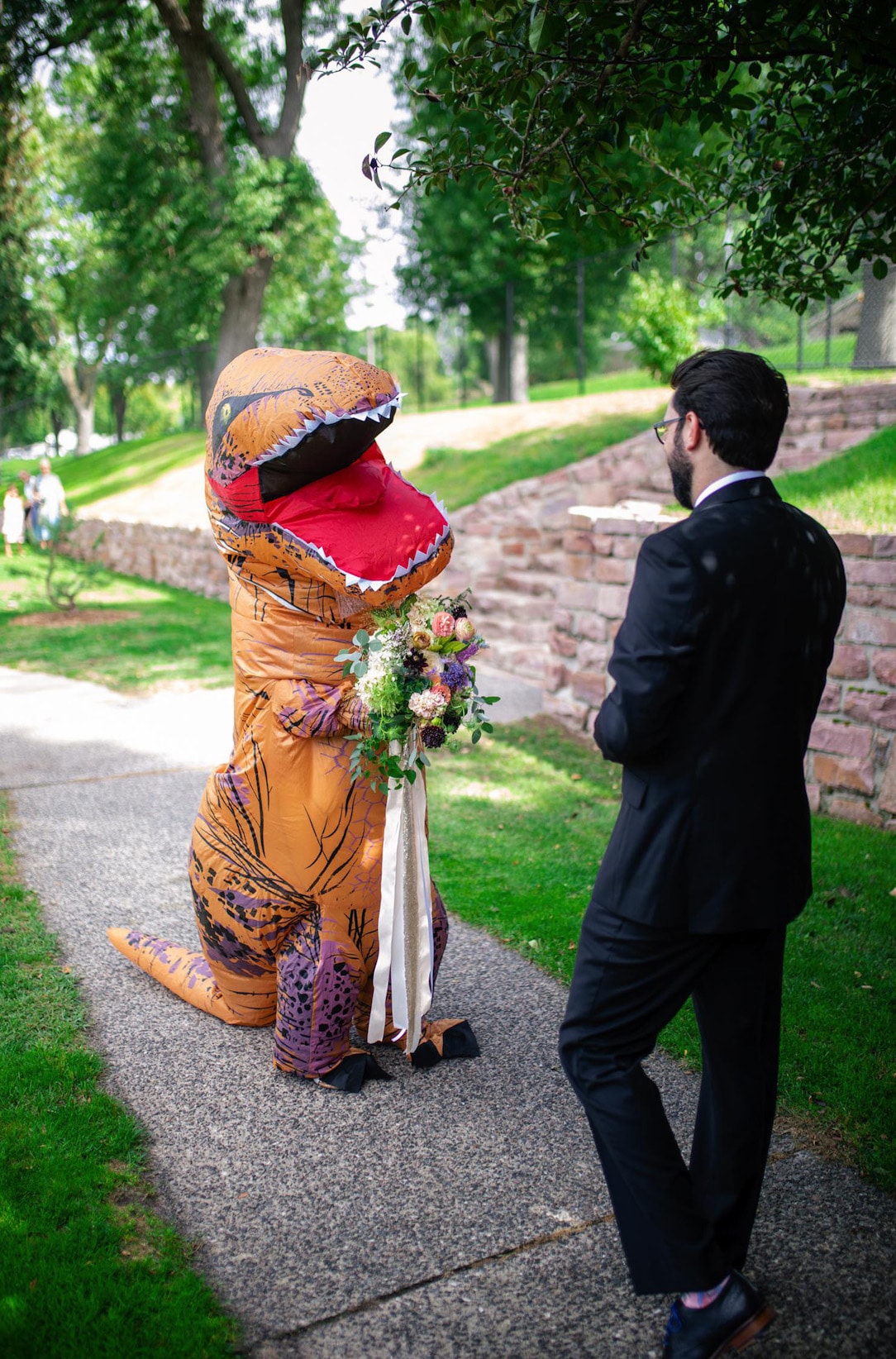 Полезное: Невеста надела на свадьбу гигантский костюм Тираннозавра Рекса вместо шикарного платья