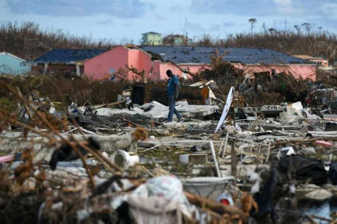 Политика: Выживших после урагана Дориан, у которых нет американских виз, отказались эвакуировать и выгнали из парома
