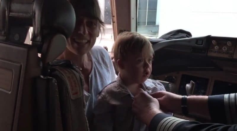 Путешествия: Пилот, совершавший последний рейс, передал свой значок 2-летнему ребенку, который впервые летел на самолете