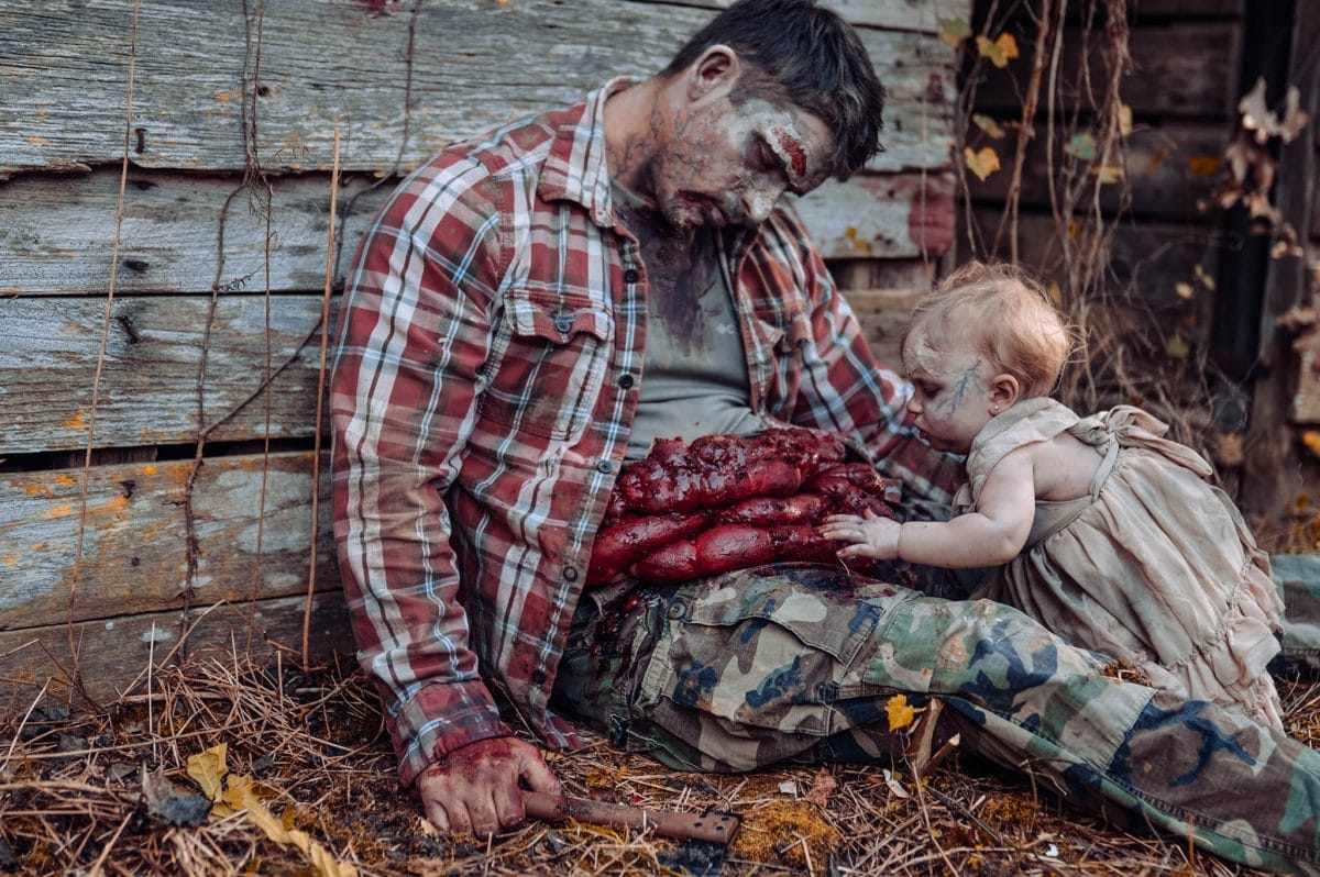 фотография зомби-малышки с отцом