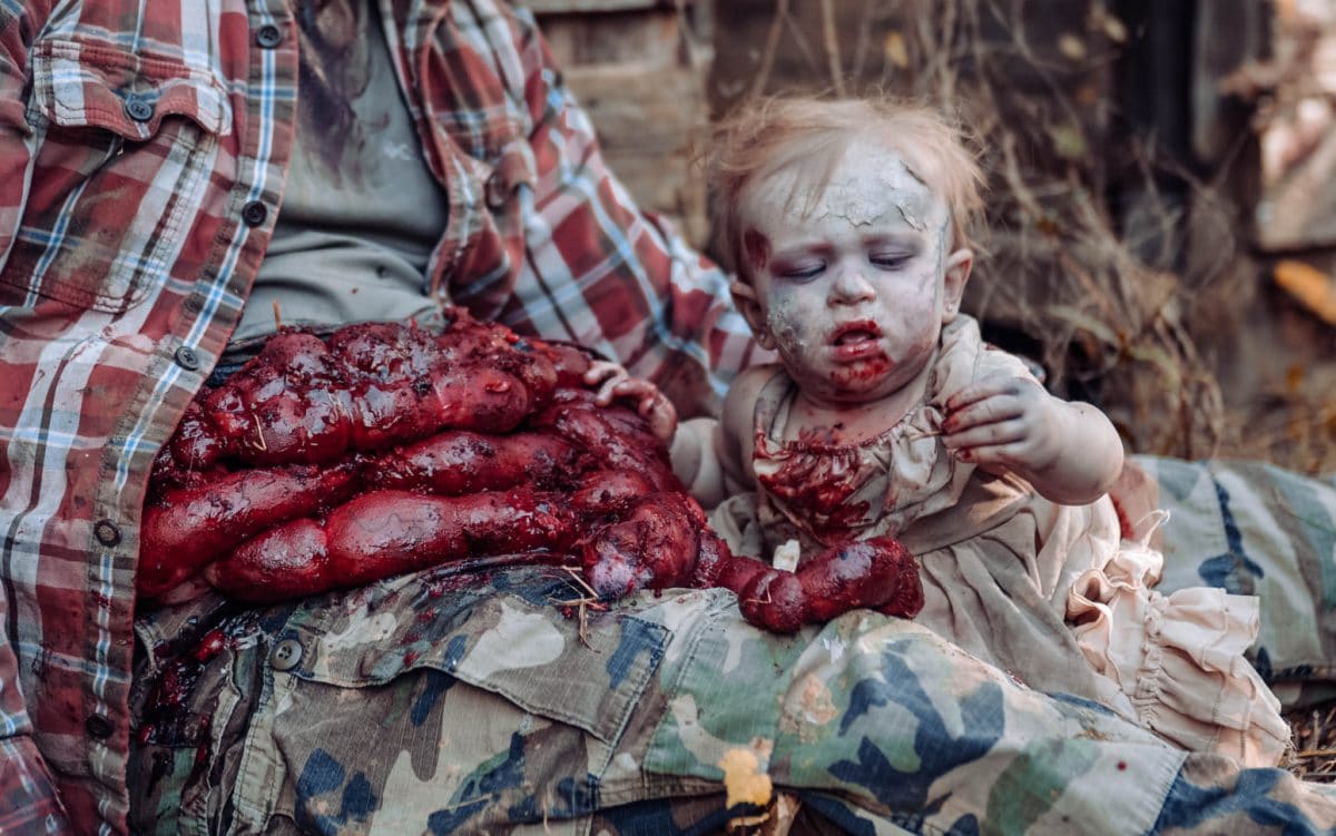 фотография зомби-малышки с отцом