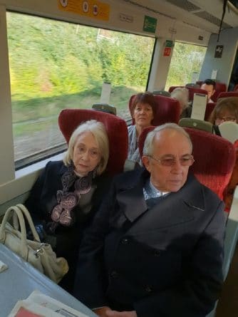 Популярное: Беременная женщина сказала, что пожилая пара, занявшая места ее семьи в поезде, «вели себя как придурки»