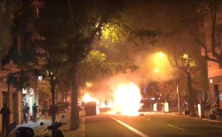 В мире: В результате протестов в Барселоне пострадали не менее 37 человек, десятки рейсов отменены