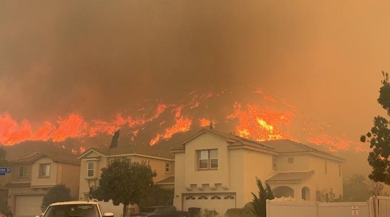 Видео: В районе Лос-Анджелеса бушует 4 лесных пожара: люди эвакуируются, огонь подступает к домам (видео)
