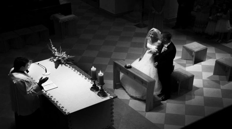 Досуг: Ошибка священника закончилась свадьбой подружки невесты и шафера