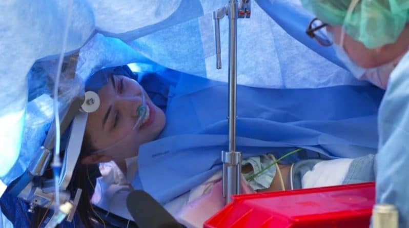 Здоровье: Девушка, которой оперировали мозг, пока она была в сознании, вела прямую трансляцию из операционной