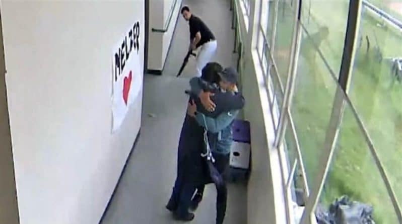 Закон и право: Простой жест предотвратил трагедию: школьный тренер обезоружил размахивавшего ружьем ученика объятием (видео)