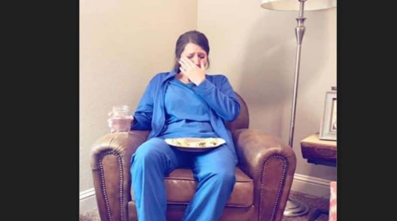 Здоровье: «Неприкрытая эмоция»: фото, которым поделилась сестра измотанной медсестры, по праву стало вирусным