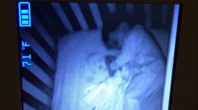 Досуг: Молодая мама до жути испугалась, когда заметила «призрака младенца» в кроватке рядом с ее сыном