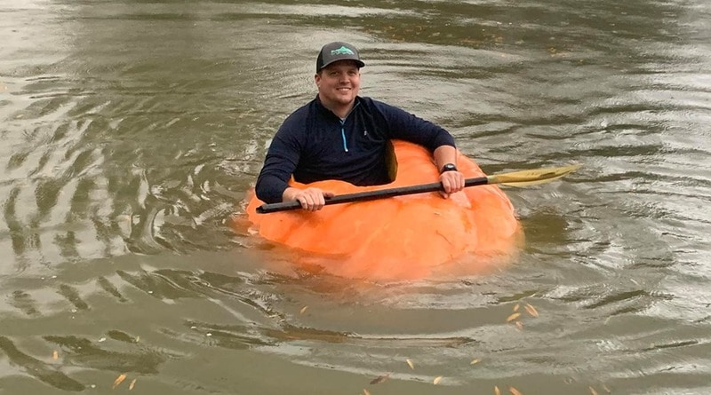 Видео: Мужчина вырастил тыкву весом в 400 килограммов и катается в ней на пруду, как на лодке (фото)