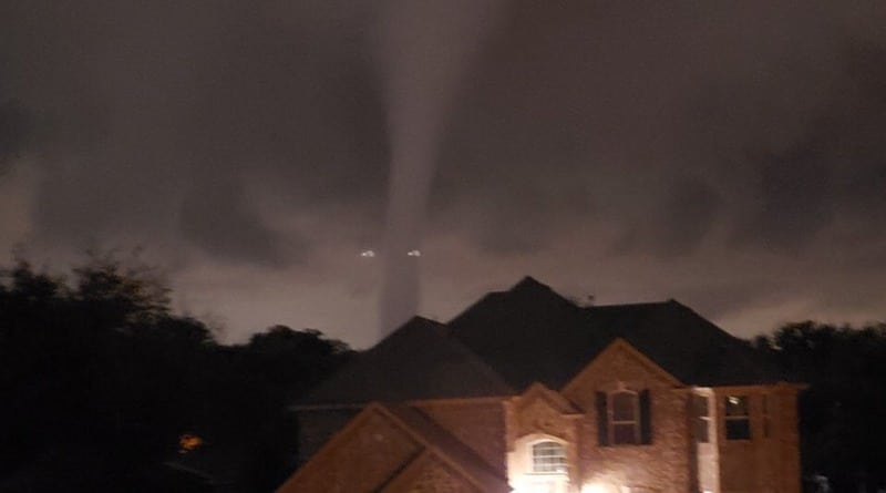 Погода: По Техасу пронесся торнадо: есть пострадавшие, десятки тысяч человек без света (фото, видео)