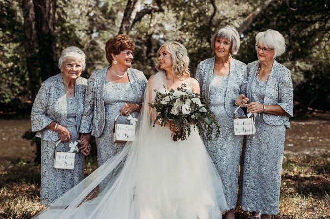Полезное: На трогательном фото невеста пригласила 4 своих бабушек стать цветочницами на ее свадьбе