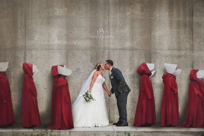 Полезное: «Кошмарное» свадебное фото в стиле «Рассказа служанки» попало под шквал критики в соцсетях