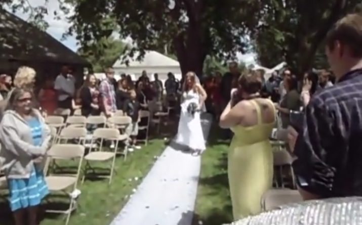 Полезное: В соцсетях высмеяли невесту, которая шла к алтарю, исполняя откровенный танец под непристойную песню