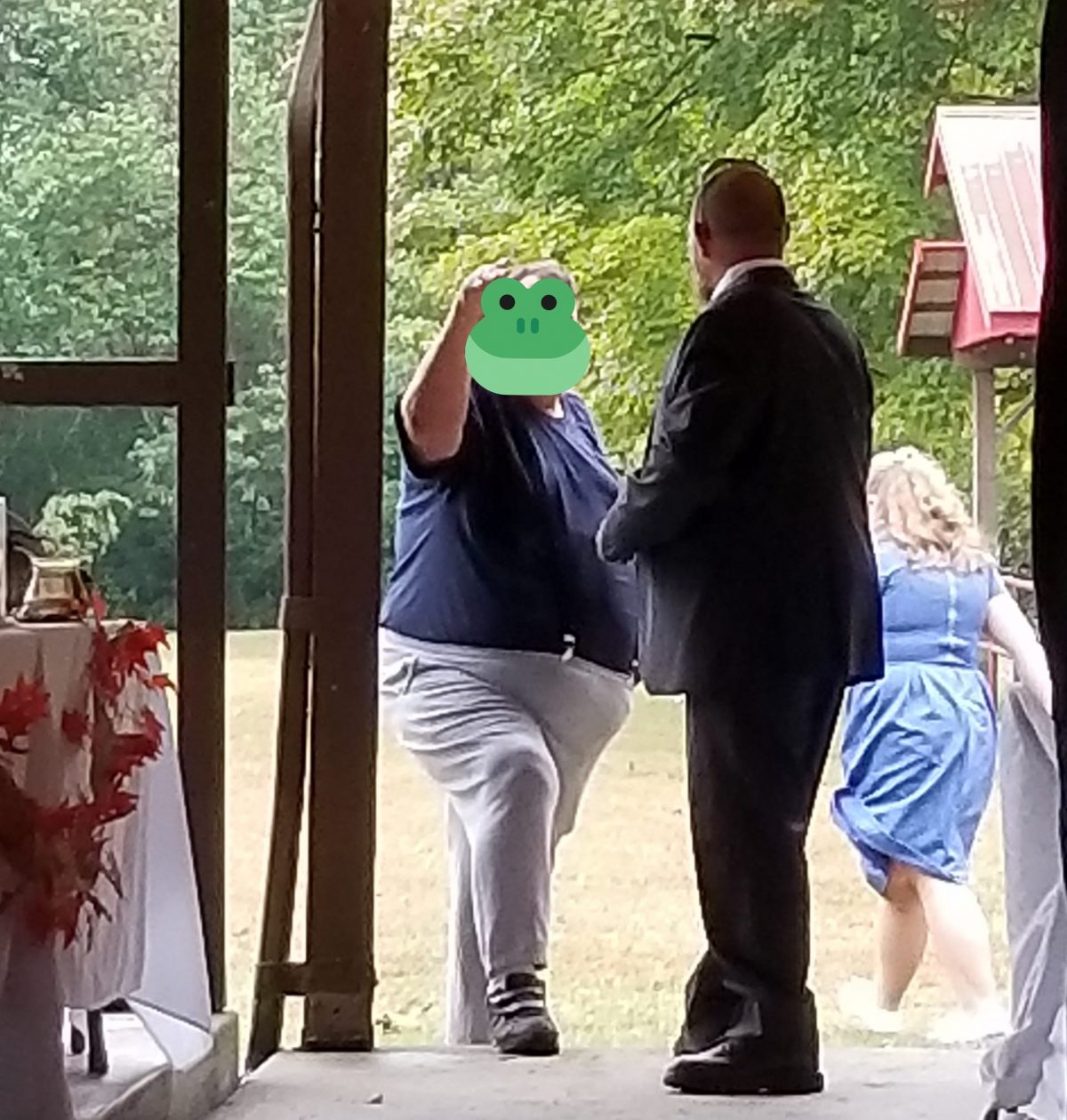 фотография дедушки в штанах для йоги, спорящего с персоналом на свадьбе