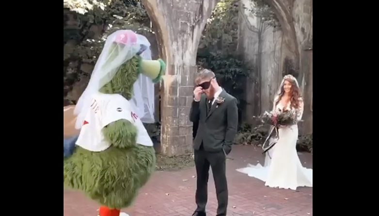 Полезное: Жених думал, что впервые увидит невесту в день свадьбы — но оказался лицом к лицу с талисманом бейсбольной команды из Филадельфии