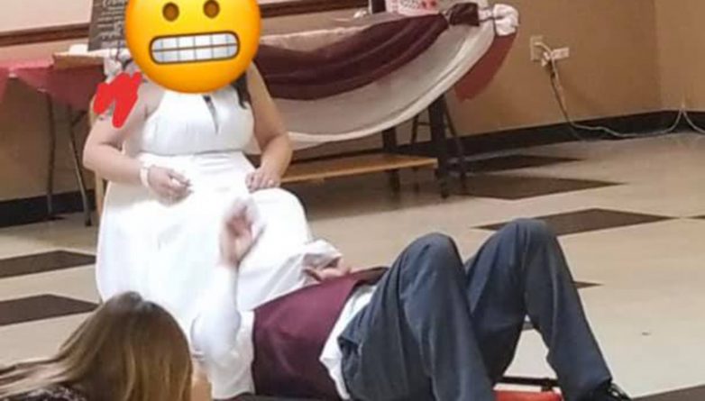Полезное: На «отвратительном» свадебном фото жених-автолюбитель с фонариком в зубах нырнул под юбку невесты за подвязкой, как под машину