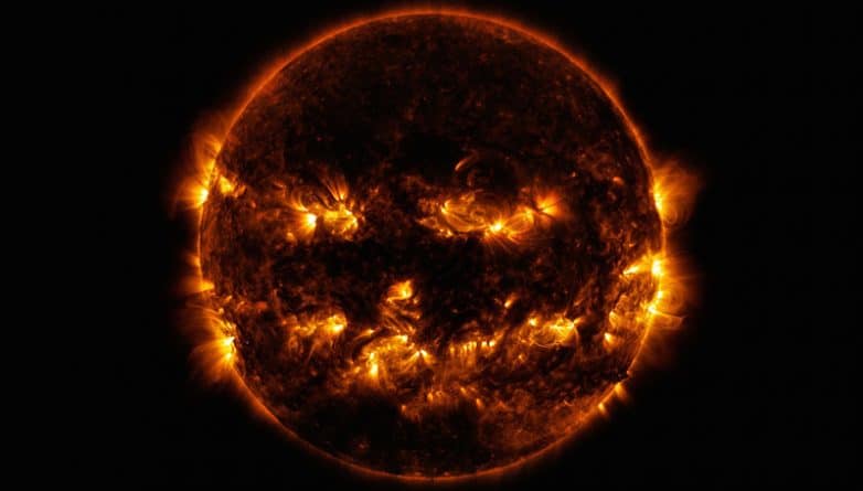 Наука: Солнце выглядит как гигантская тыква Джек на снимке NASA. Говорят, отмечает Хэллоуин