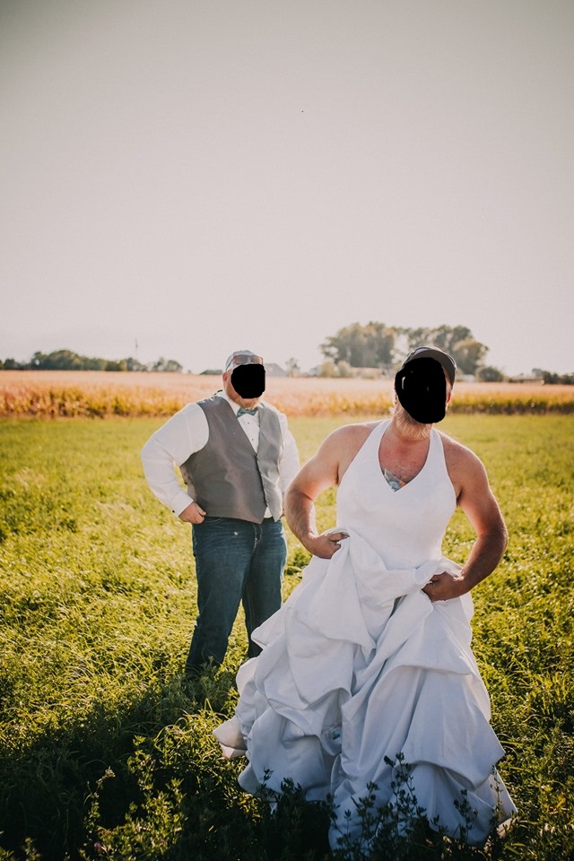 фотография жениха с лучшим другом в свадебном платье