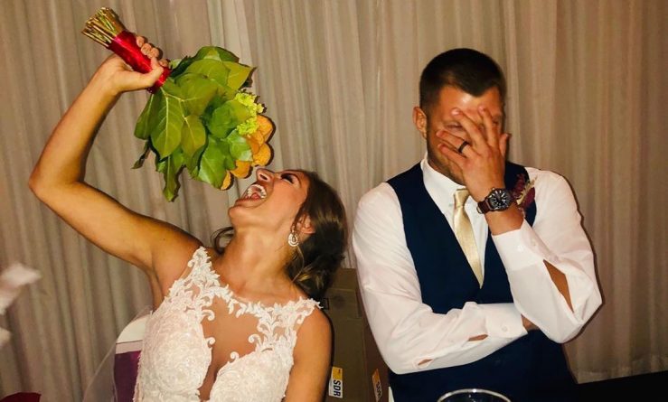 Полезное: Подружка невесты удивила молодоженов, подарив свадебный букет из куриных наггетсов