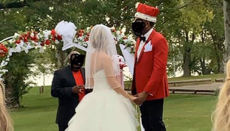 Полезное: Соцсети высмеяли жениха, который выглядел как «помесь Санта-Клауса с сутенером» на свадебном фото
