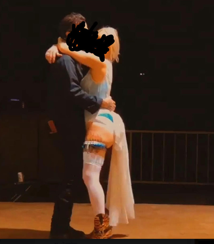 фотография пары, танцующей на свадьбе