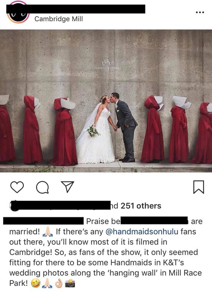 фотография поста в соцсетях с фото пары, целующейся на фоне стены из "Рассказа служанки"