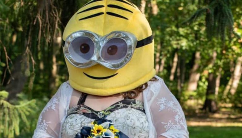 Полезное: «Худшее, что я видел»: Соцсети раскритиковали свадебное фото, на котором невеста в маске миньона