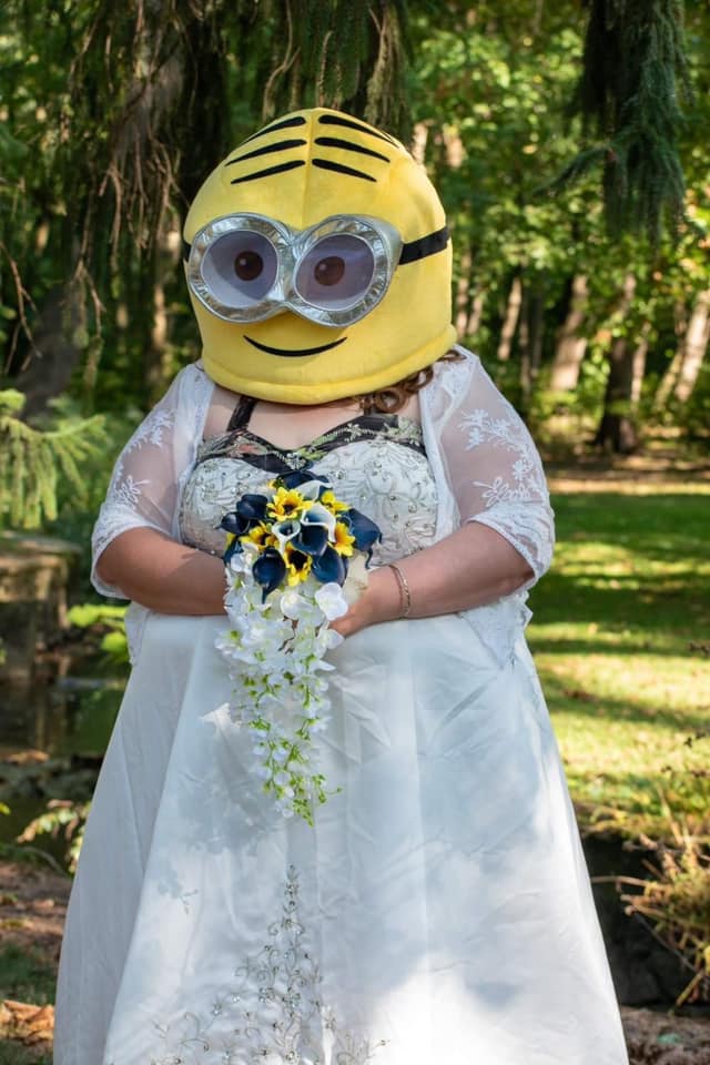 фотография невесты в маске миньона