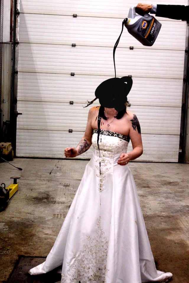 фотография девушки в свадебном платье, на которую выливают машинное масло