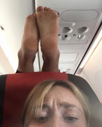 ноги в самолете