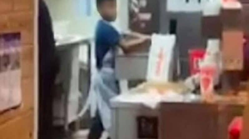 Закон и право: Шокированный посетитель снял на видео ребенка «9 лет», работающего с сырой курицей на кухне ресторана