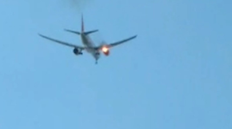 Видео: В жутком видео, снятом пассажиром самолета, на борту которого было 365 человек, из двигателя начинает вырываться пламя