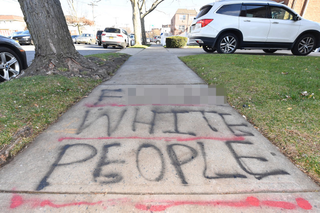 Локальные новости: «Гребаные белые люди»: в Нью-Йорке появилось расистское граффити