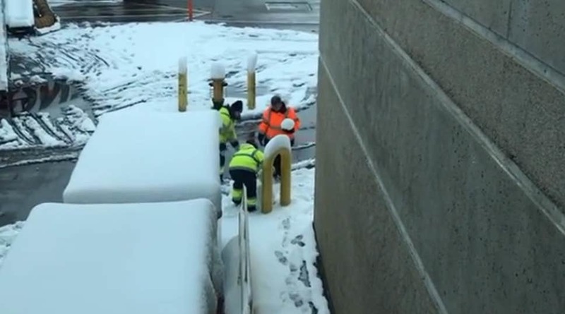 Видео: На видео сотрудники аэропорта, где сотни рейсов отменили из-за метели, вместе лепят снеговика