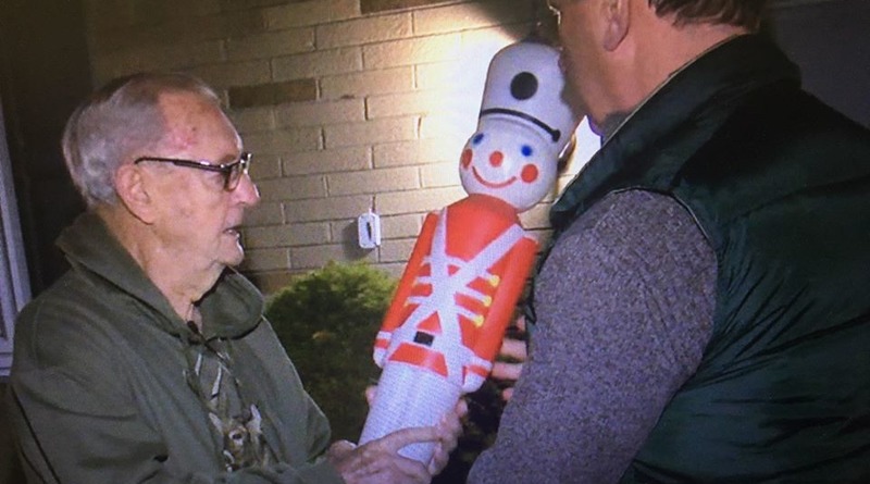 Происшествия: 88-летний ветеран спас жизнь ребенку, на которого набросился питбуль, с помощью рождественского украшения