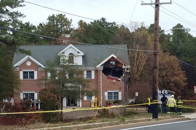 Происшествия: Машина на полной скорости влетела во второй этаж дома в Нью-Джерси. 2 человека погибли