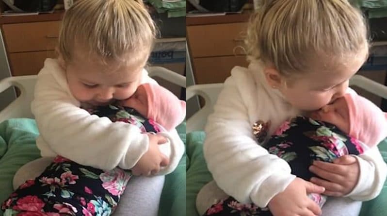 Досуг: «Я тебя не отпущу»: мама сняла нежный момент встречи 3-летней дочери с новорожденной сестрой