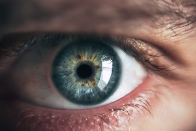Здоровье: Женщина ослепла на один глаз после того, как всю ночь играла на телефоне