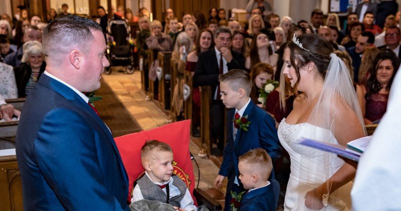 Полезное: Молодожены узнали, что их сыну осталось жить месяц — и перенесли свадьбу на год, чтобы тот увидел родителей у алтаря